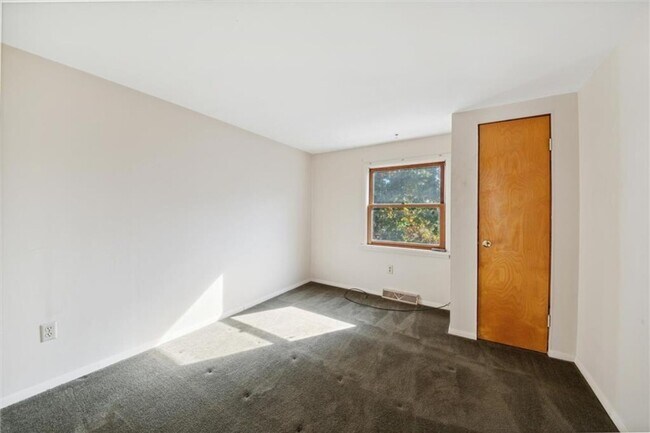 Building Photo - Summit Apartment