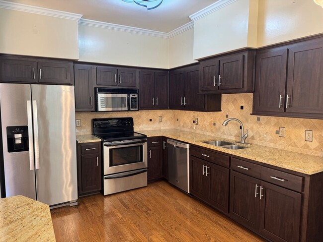 Building Photo - 2BR Bellevue Townhome