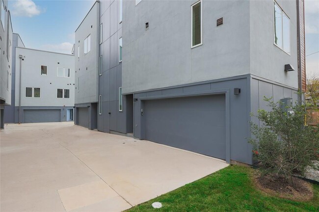 Building Photo - 1517 S Akard St