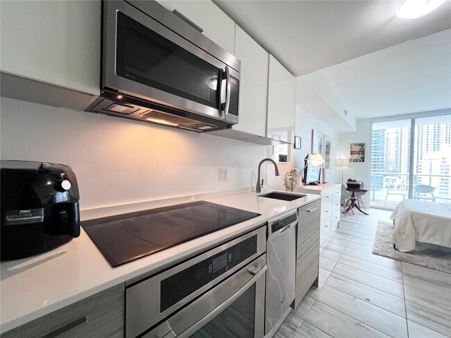 Building Photo - 1300 Brickell Bay Dr