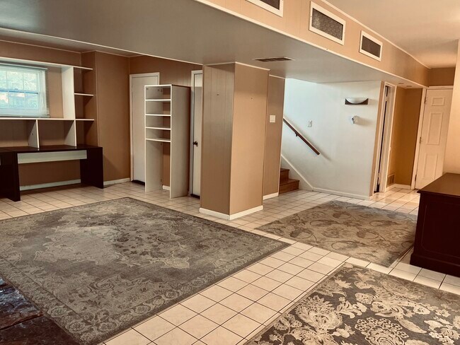 Building Photo - 1345 Hassell Dr