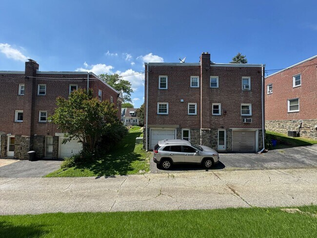 Building Photo - Lovely 3-Bedroom Townhouse in Drexel Hill!...