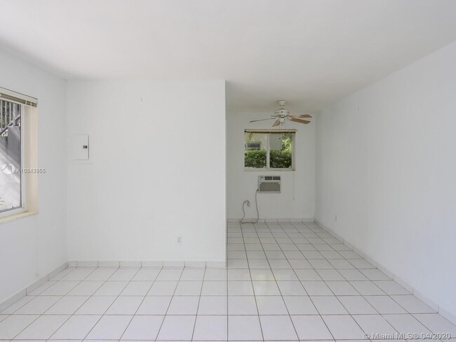 Building Photo - 61 Edgewater Dr