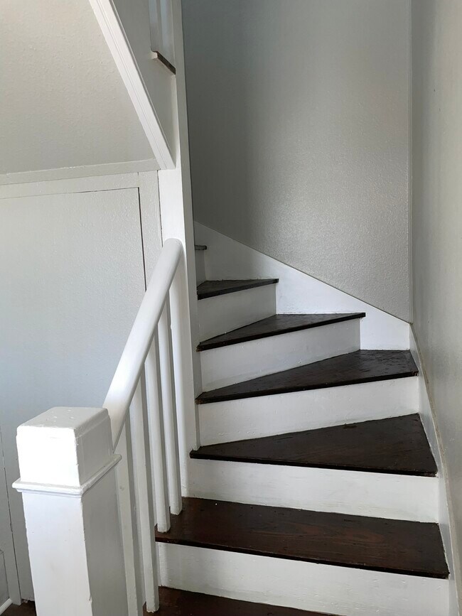 Escaleras - 415 E Kenedy Ave