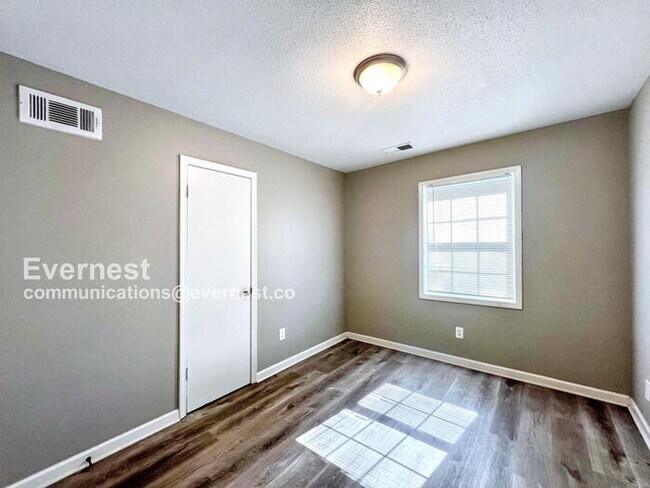 Building Photo - Lovely 4-Bedroom Home with Fenced Yard / P...