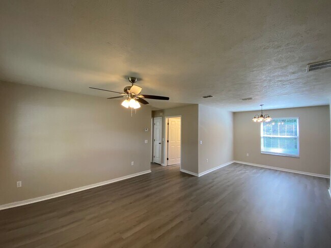 Building Photo - Cannot be shown until MAY!!!Great Home in quiet Belleview Neighborhood 3/2/1 - ***Won't Last***