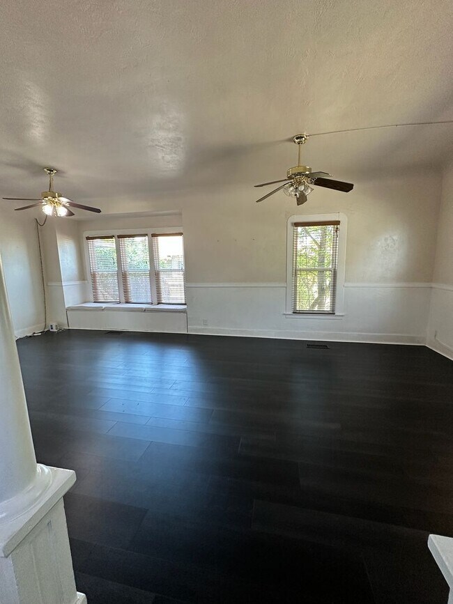 Foto del edificio - Charming home for rent in Hanford
