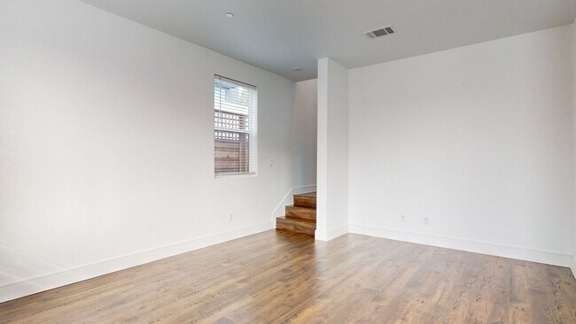 Foto del edificio - Beautiful and Bright 3 Bedroom 2.5 Bathroom Home with 2 Car Tandem Garage! PG&E Included!