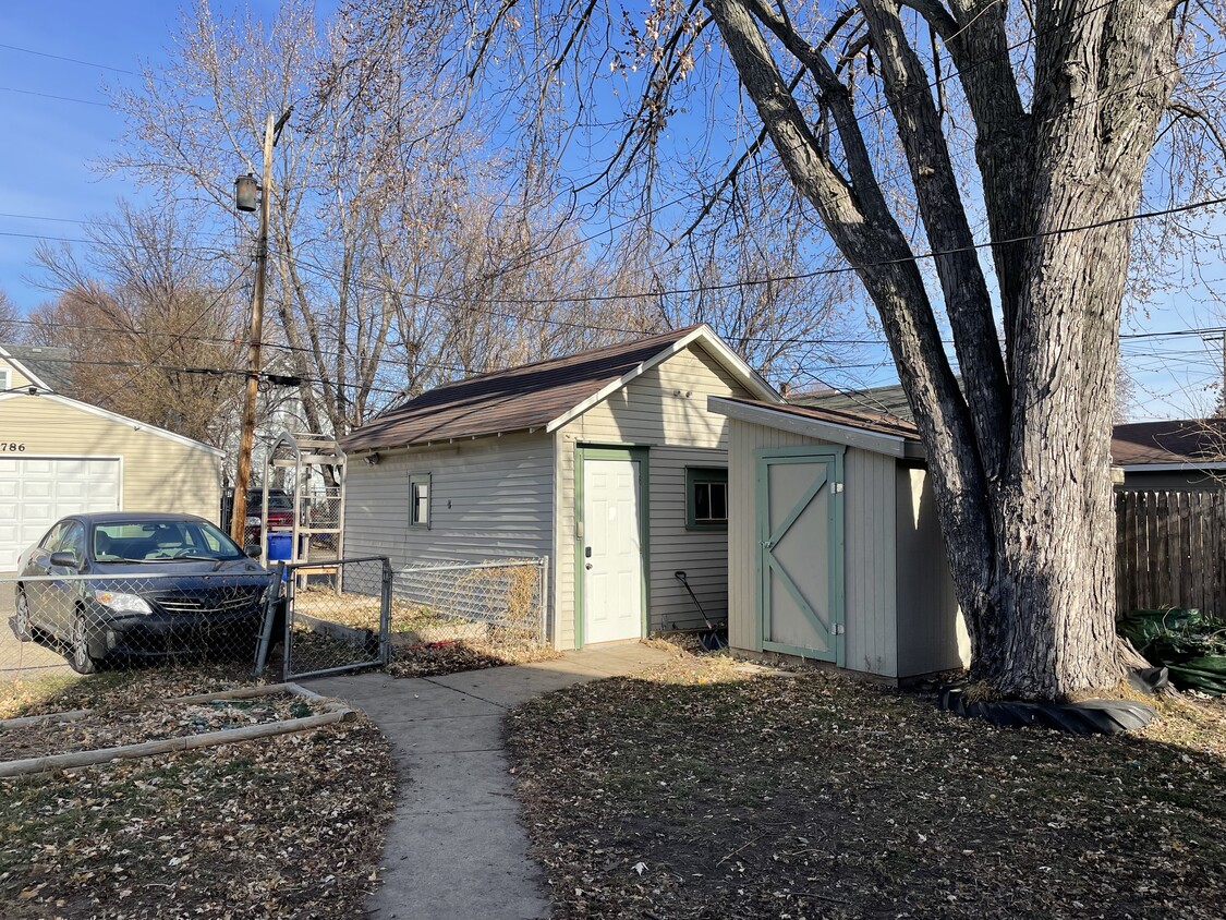 La casa está ocupada actualmente, pronto se añadirán fotos interiores. - 787 Edmund Ave