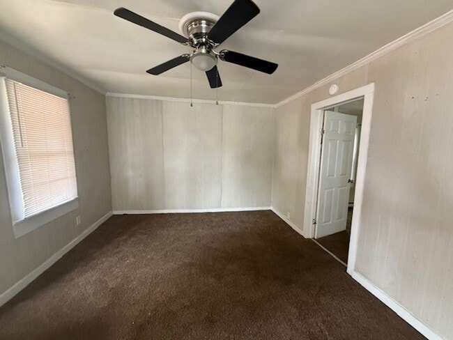 Building Photo - One bedroom, 1 bath house in Burlington