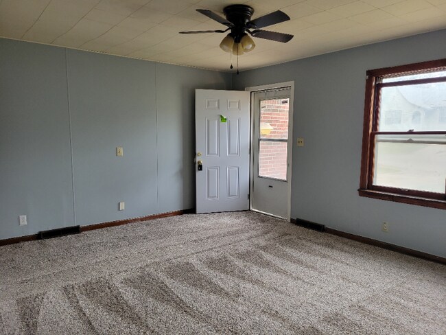 Building Photo - 811 N Chautauqua St