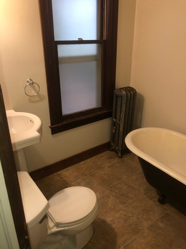 bathroom - 413 W Dutton St
