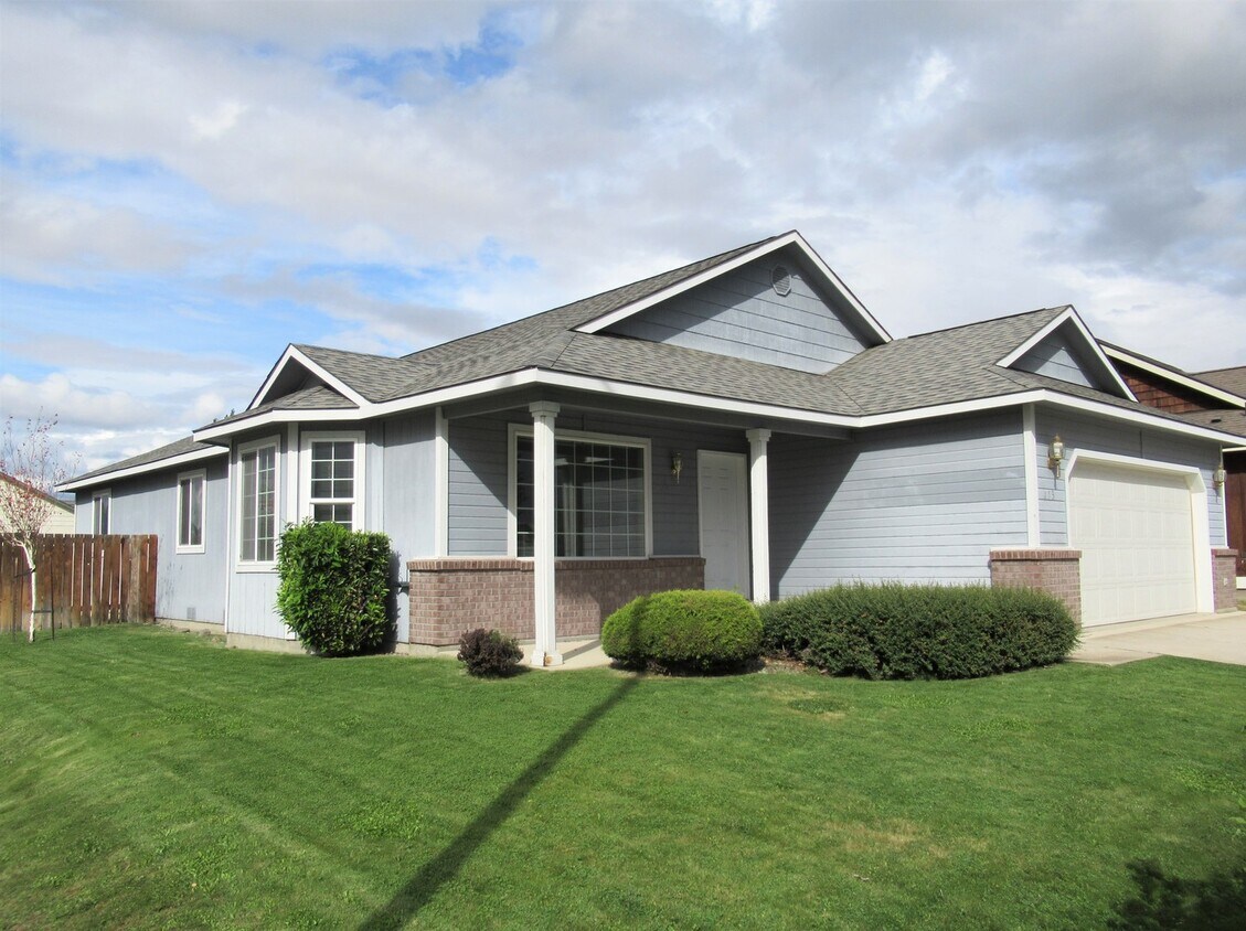 Primary Photo - Great 4 Bedroom, 2 Bath House! Available t...