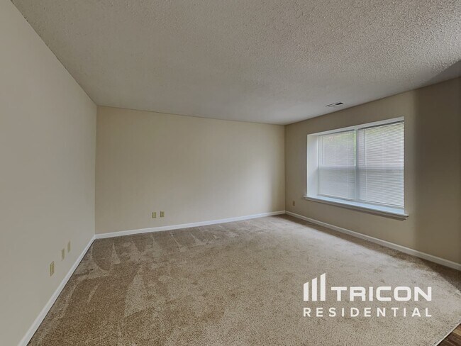 Foto del edificio - 2213 Historic Oaks Blvd