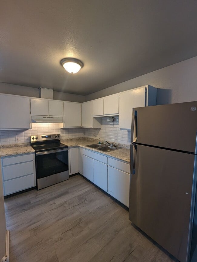 Building Photo - Updated 2 Bedroom Ground Level Apartment