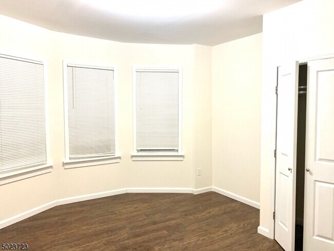 Building Photo - 251 Ellis Ave