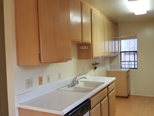 Foto del edificio - 820 S Orange Grove Ave