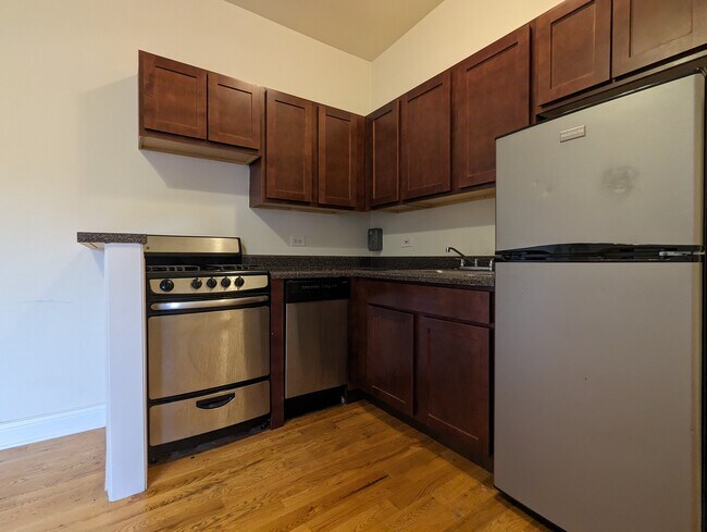 Building Photo - 813 W Cornelia Ave