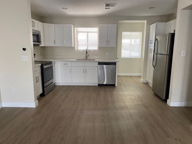 Building Photo - Fully Remodeled! 2 bed 2 bath Town-home in...