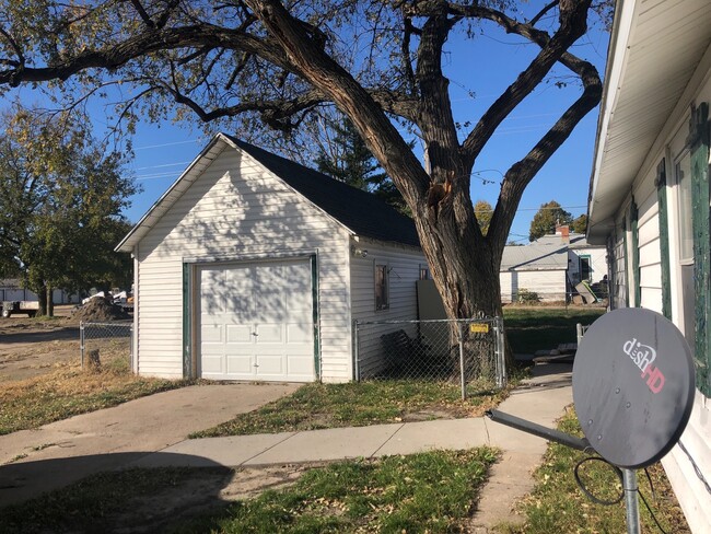 Building Photo - 2 Bedroom with Garage