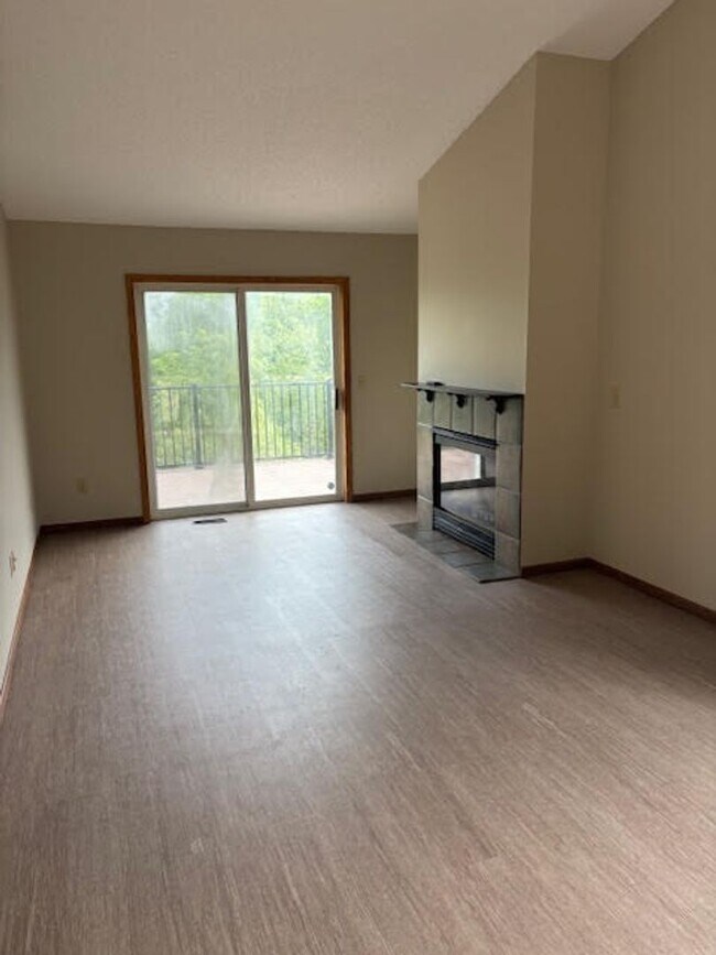 Foto del edificio - 2 Bedroom 2 Bath Townhome in Rogers!