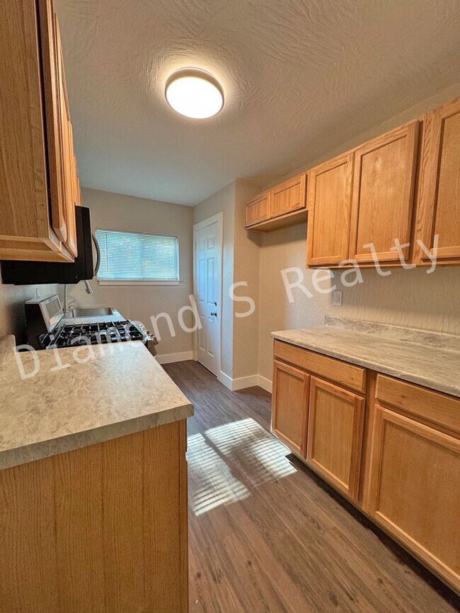 Foto del edificio - 1300 E Division St