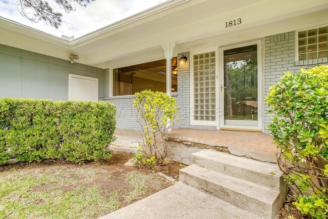 Building Photo - "Ultimate Backyard Oasis in a Lovely Quiet...