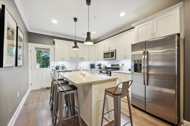 Building Photo - Discover Urban Living at Its Finest