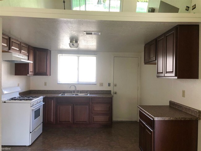 Foto del edificio - 2 br, 1 bath Duplex - 8454 Almond Ave