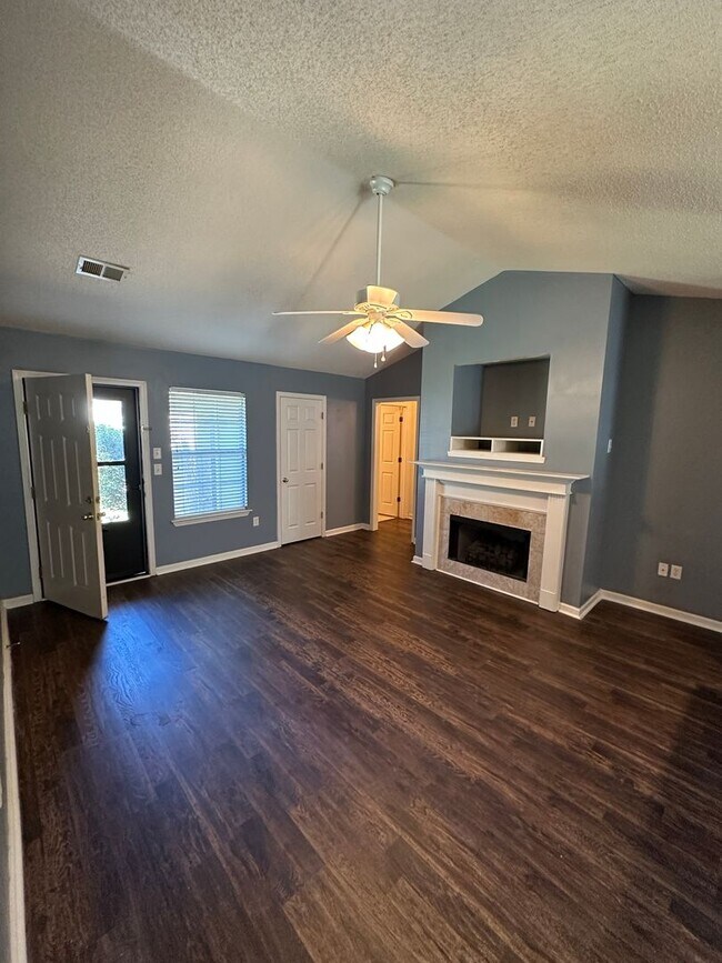 Building Photo - Olive Branch- 3 BR/2 BA Includes Lawn Main...