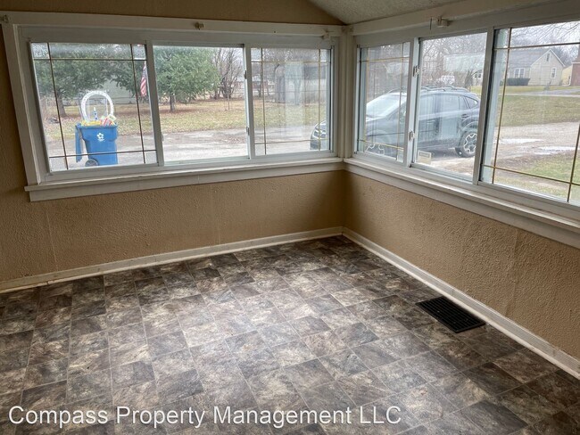 Building Photo - 3 br, 1 bath House - 1833 N. Bazil Ave
