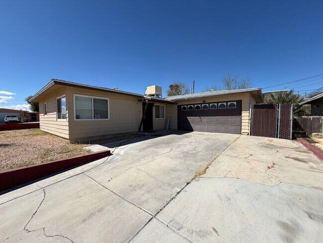 Foto del edificio - 3 Bedroom 2 Bathroom House with Central A/C , 2 Car Garage and Beautiful Backyard with Covered Patio