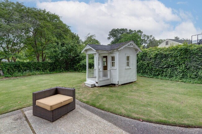 Foto del edificio - Historic Elegance in Midtown Columbus – Expansive 4-Bed/2.5-Bath Brick Home
