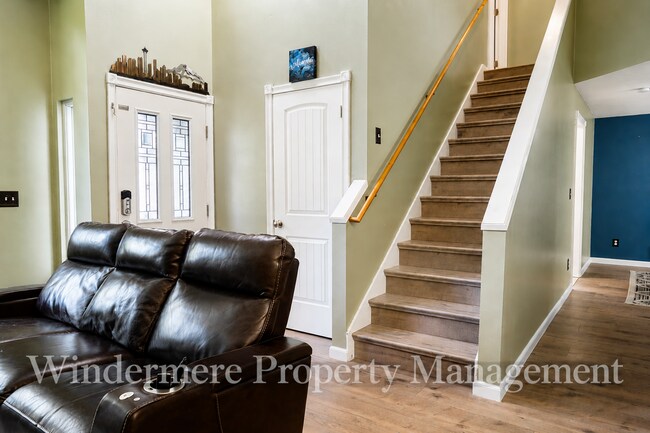 Building Photo - Updated 3 bed in convenient CK location with hot tub and large deck!
