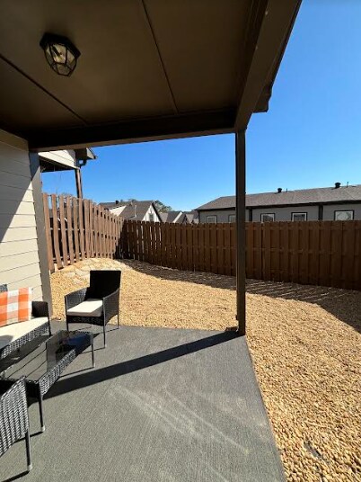 Foto del edificio - Corner unit, fenced-in backyard, 2 car gar...