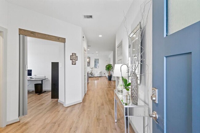 Building Photo - 29403 Ella Larchmont Ct