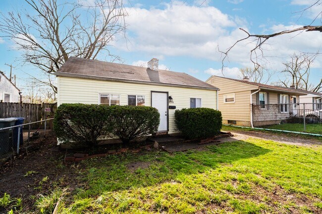 Building Photo - Cozy 2-Bedroom Home with Huge Fenced Backyard!
