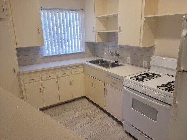Foto del edificio - SINGLE LEVEL TOWNHOME !! LEASE TO OWN $194...