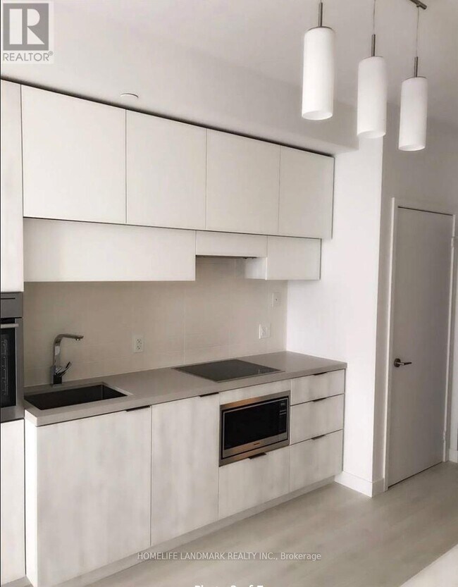 Photo du bâtiment - 8 Eglinton Ave E