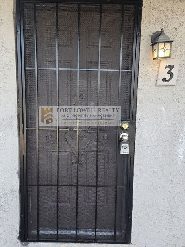 Foto del edificio - 2736 N Stone Ave