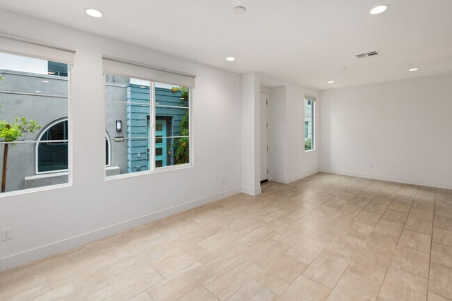 Building Photo - 3 Bedroom + Loft for Lease GREAT PARK LOCA...