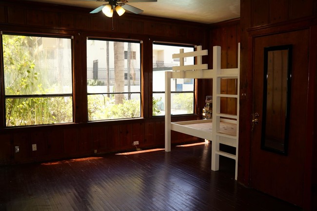 Building Photo - 547 Gayley Avenue