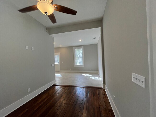 Foto del edificio - Spacious 3BR/2BA Apartment – Perfect for SCAD Students!
