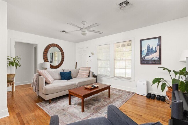 Foto del edificio - 5405 Sunshine Dr