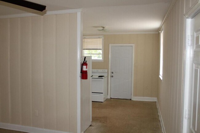 Building Photo - 3630 Live Oak Drive, Columbia, SC 29205