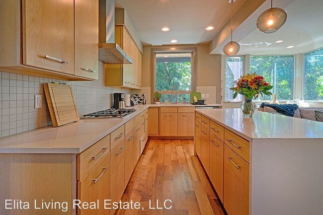 Building Photo - 4 br, 4 bath House - 2337 W. Newton St.