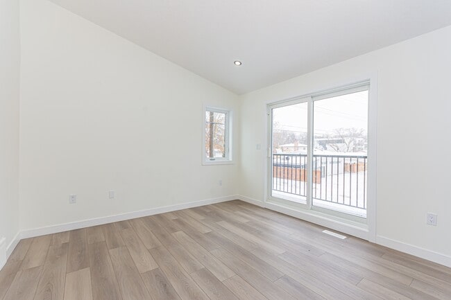 Photo du bâtiment - 15103-15196 96 Ave NW