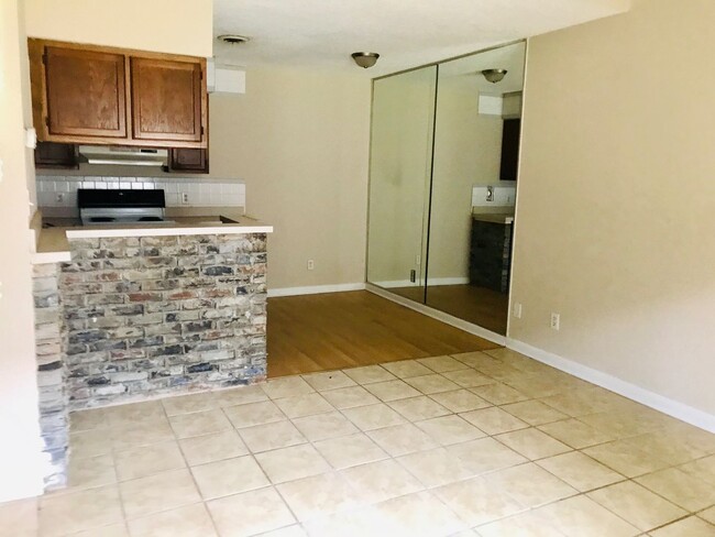 Building Photo - Cozy 2 Bedroom/2 Bath Condo - Super close ...