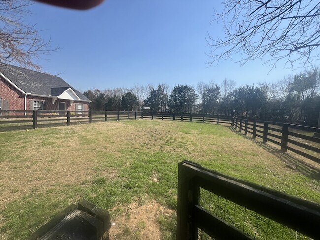 Foto del edificio - 1019 Briggs Ln
