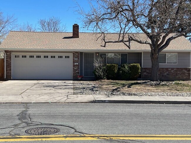 Foto del edificio - Coming Soon! Modern Comfort Meets Stylish Living in This Updated Sparks Home!